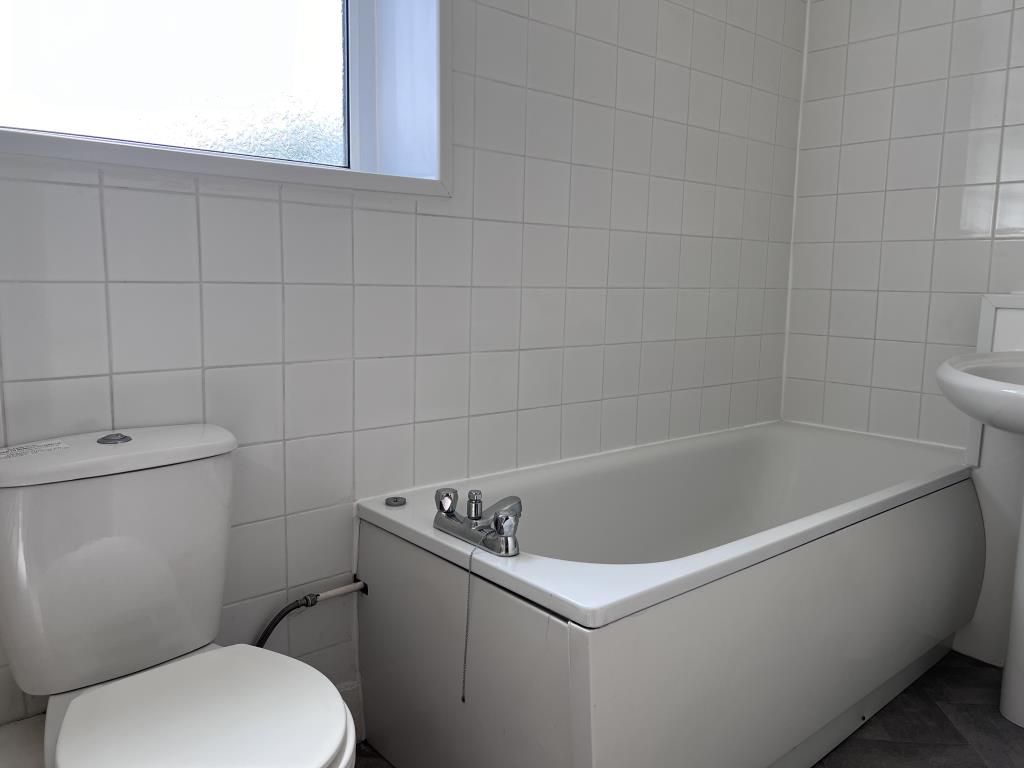 Lot: 15 - FREEHOLD PROPERTY ARRANGED AS TWO FLATS - First floor flat bathroom
